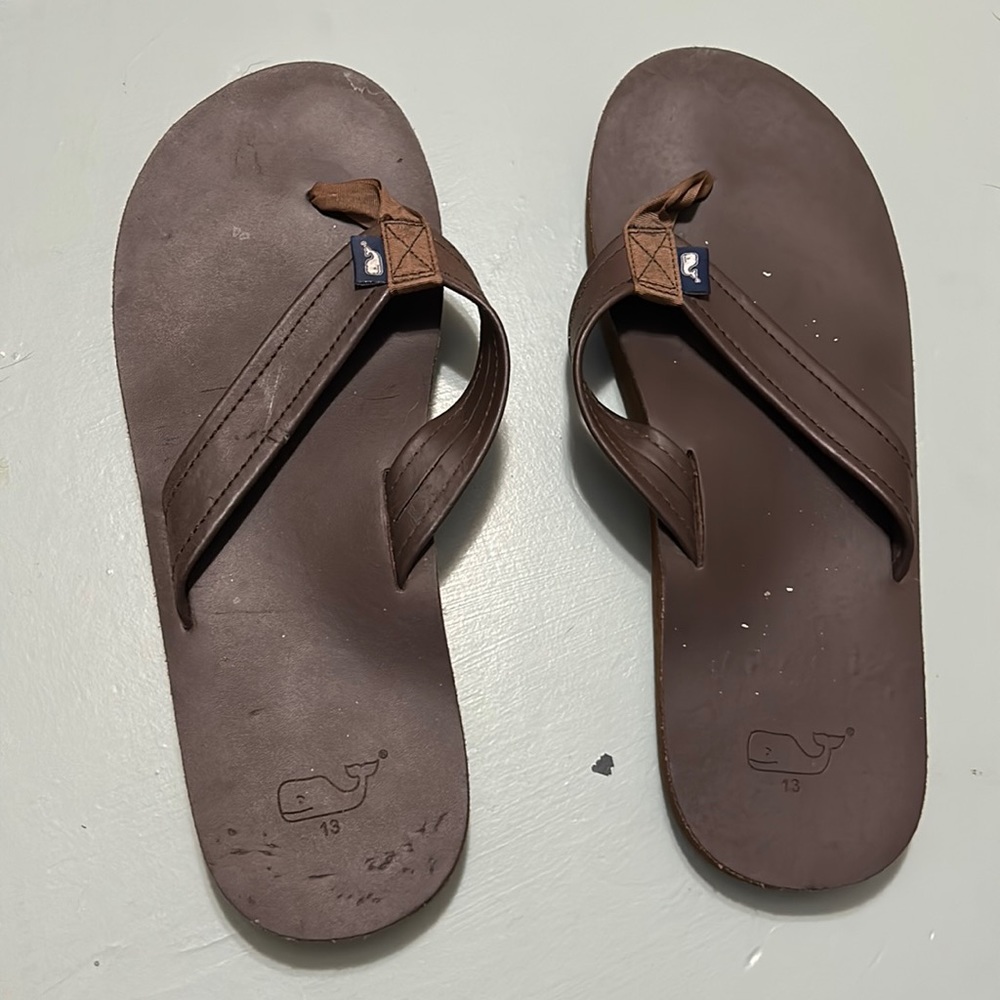MENS Vineyard vine flip flops